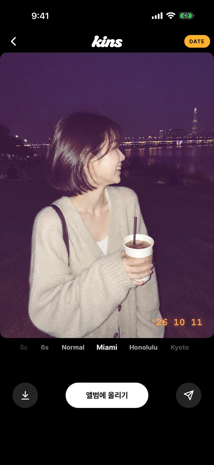 DATE를 켠 화면. 오른쪽 아래에 '26 10 11, 아래에는 색감 다이얼.