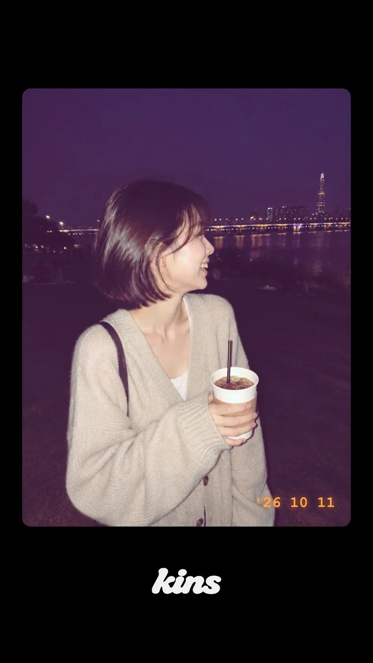 저장하거나 공유하면 9:16 카드로 나갑니다(바탕은 블랙·화이트·사진색·글래스 중에 선택).