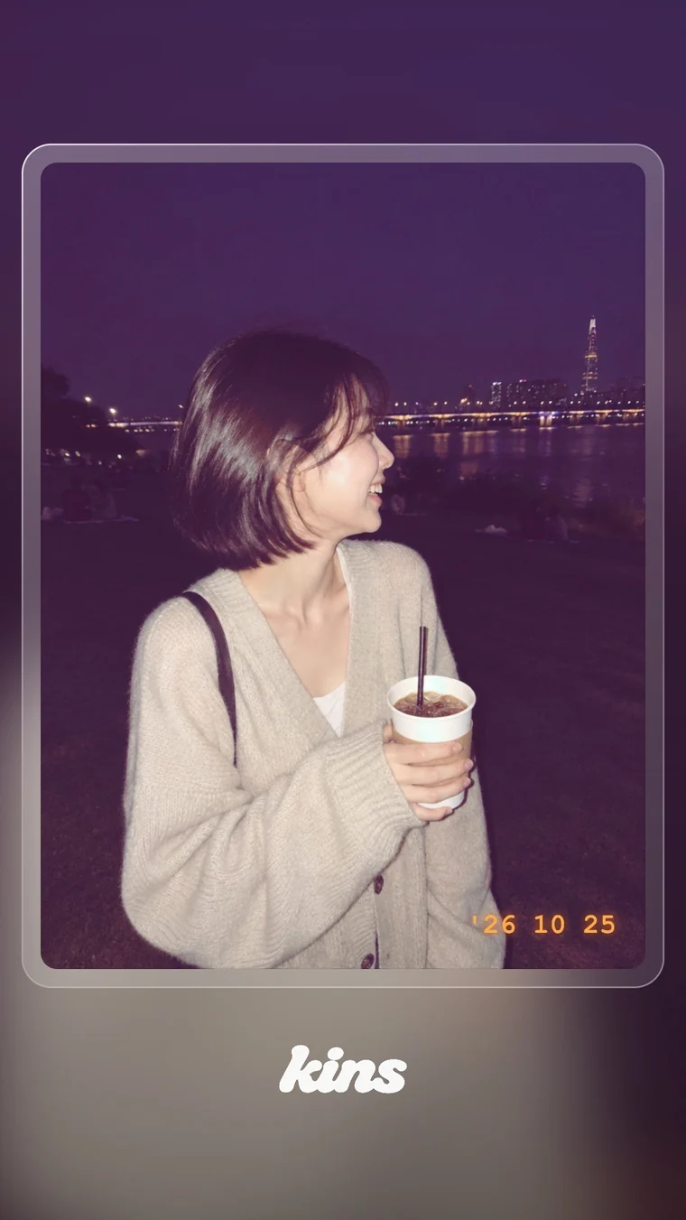 Synzが保存・共有する9:16のカード(グラス) — ぼかした同じ写真の上のガラス板に写真と小さなKinsロゴ